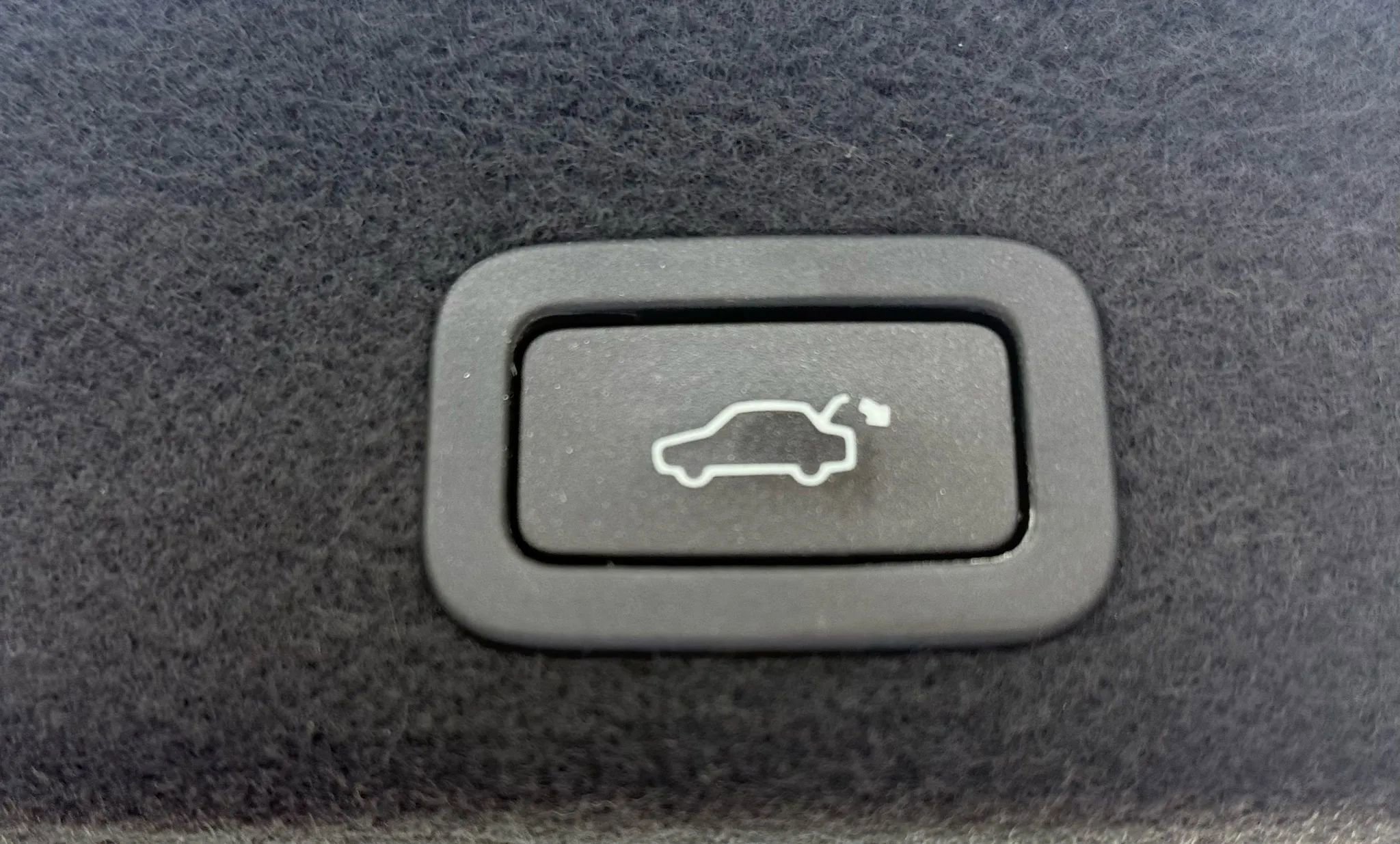 Used 2017 Volvo XC60 T6 Dynamic w/ Preferred Option Package image 47