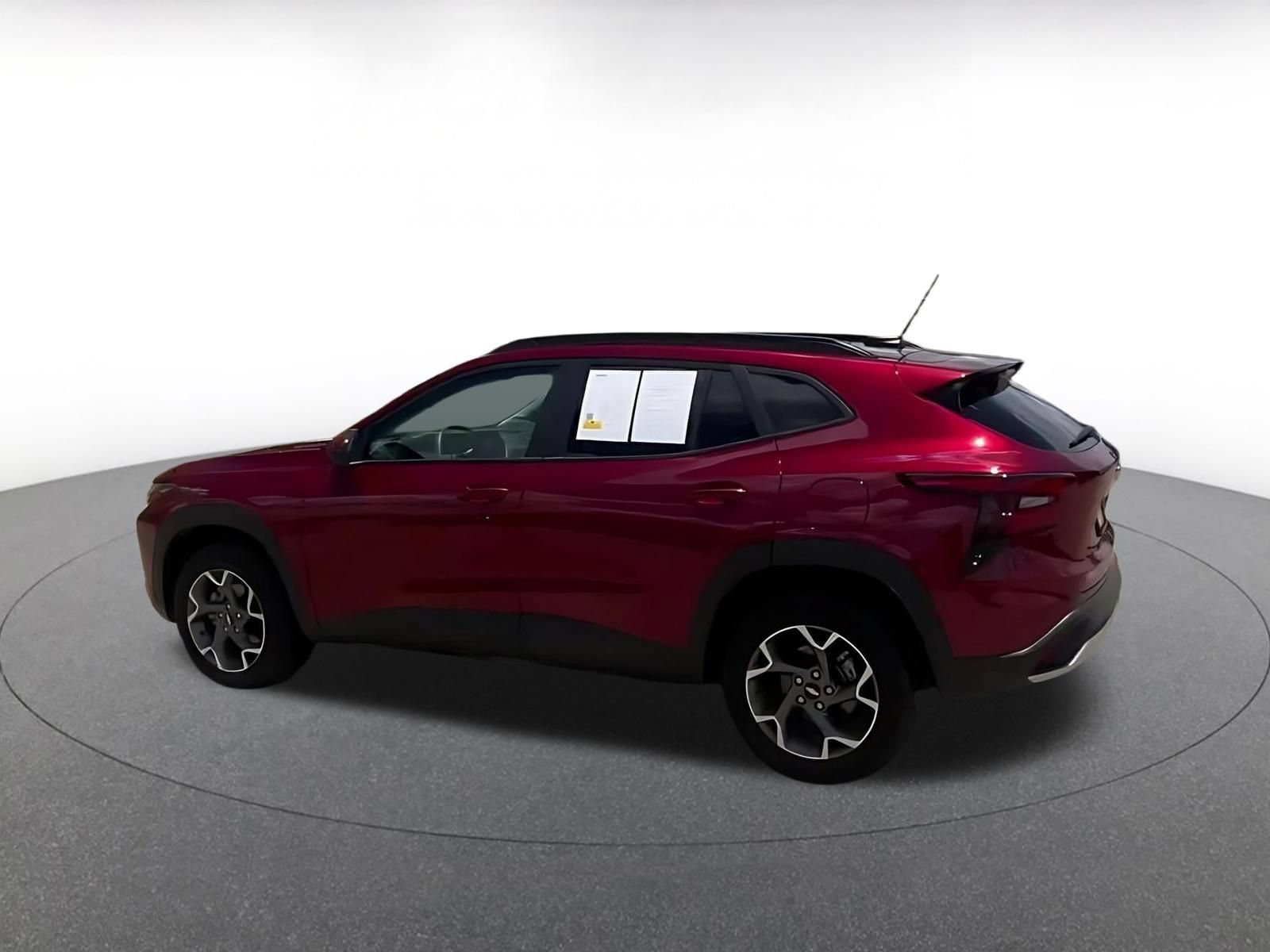 Used 2025 Chevrolet Trax LT FWD image 7