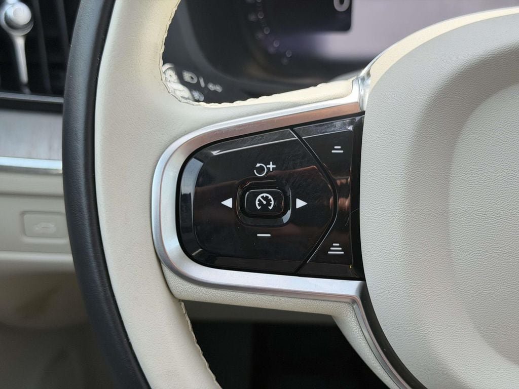 Used 2023 Volvo XC60 B5 Plus w/ Climate Package AWD/4WD image 9