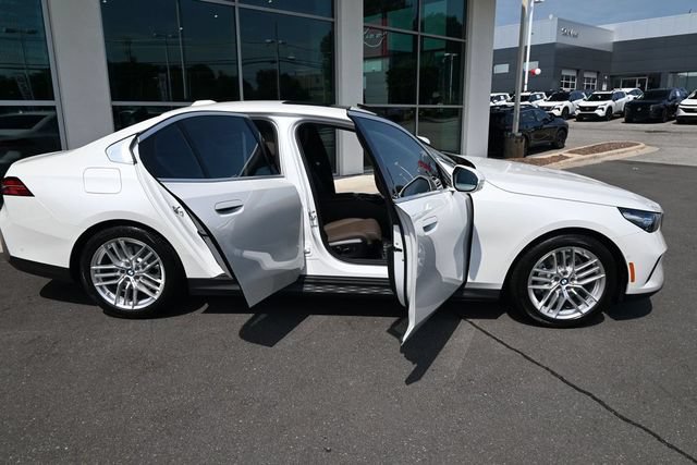 Used 2025 BMW 530i w/ Premium Package RWD image 35