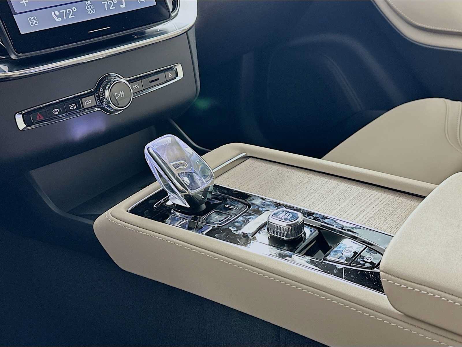 New 2026 Volvo XC90 B6 Plus w/ Protection Package Premier AWD/4WD image 15