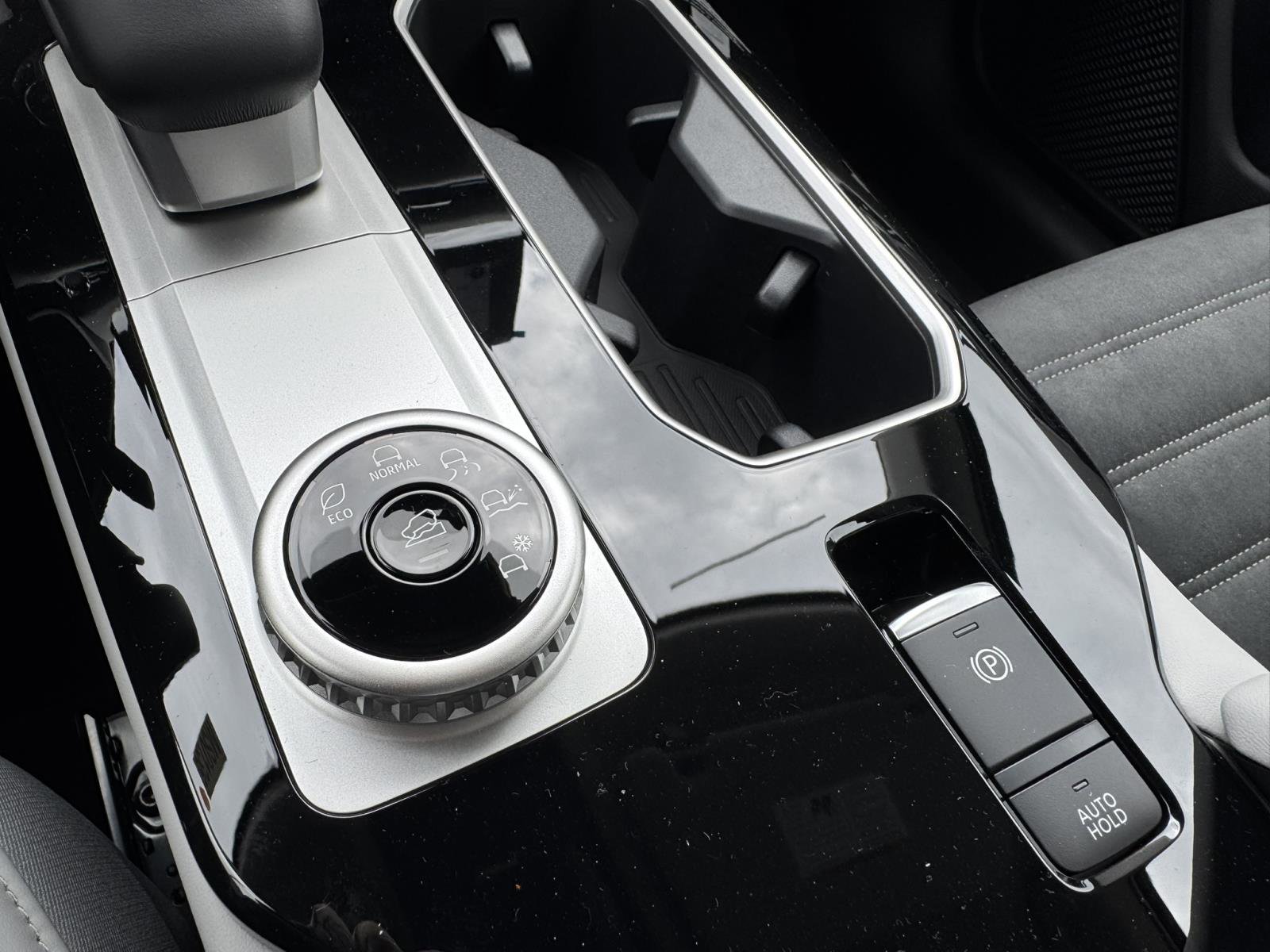 New 2025 Mitsubishi Outlander SE image 23