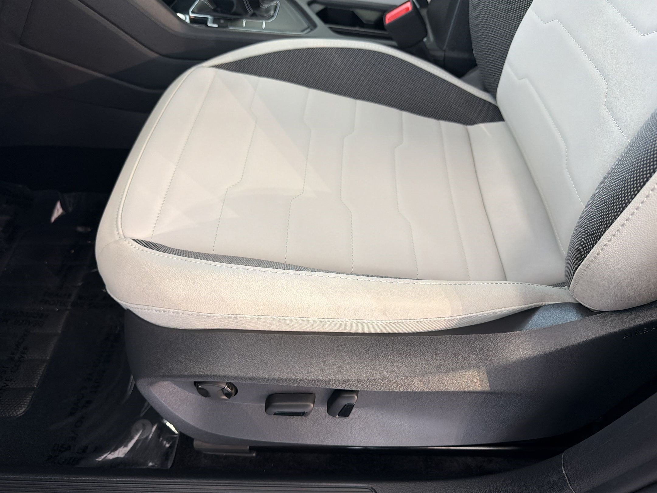 New 2026 Volkswagen Taos SE FWD image 15