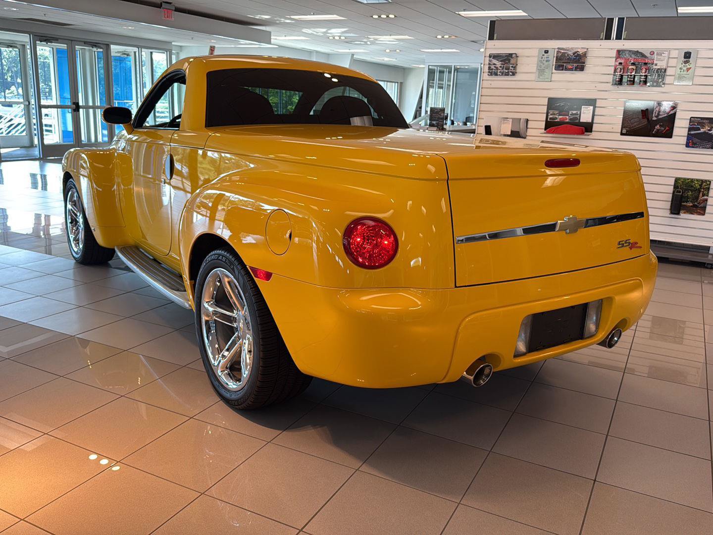 Used 2006 Chevrolet SSR w/ Preferred Equipment Group RWD image 3