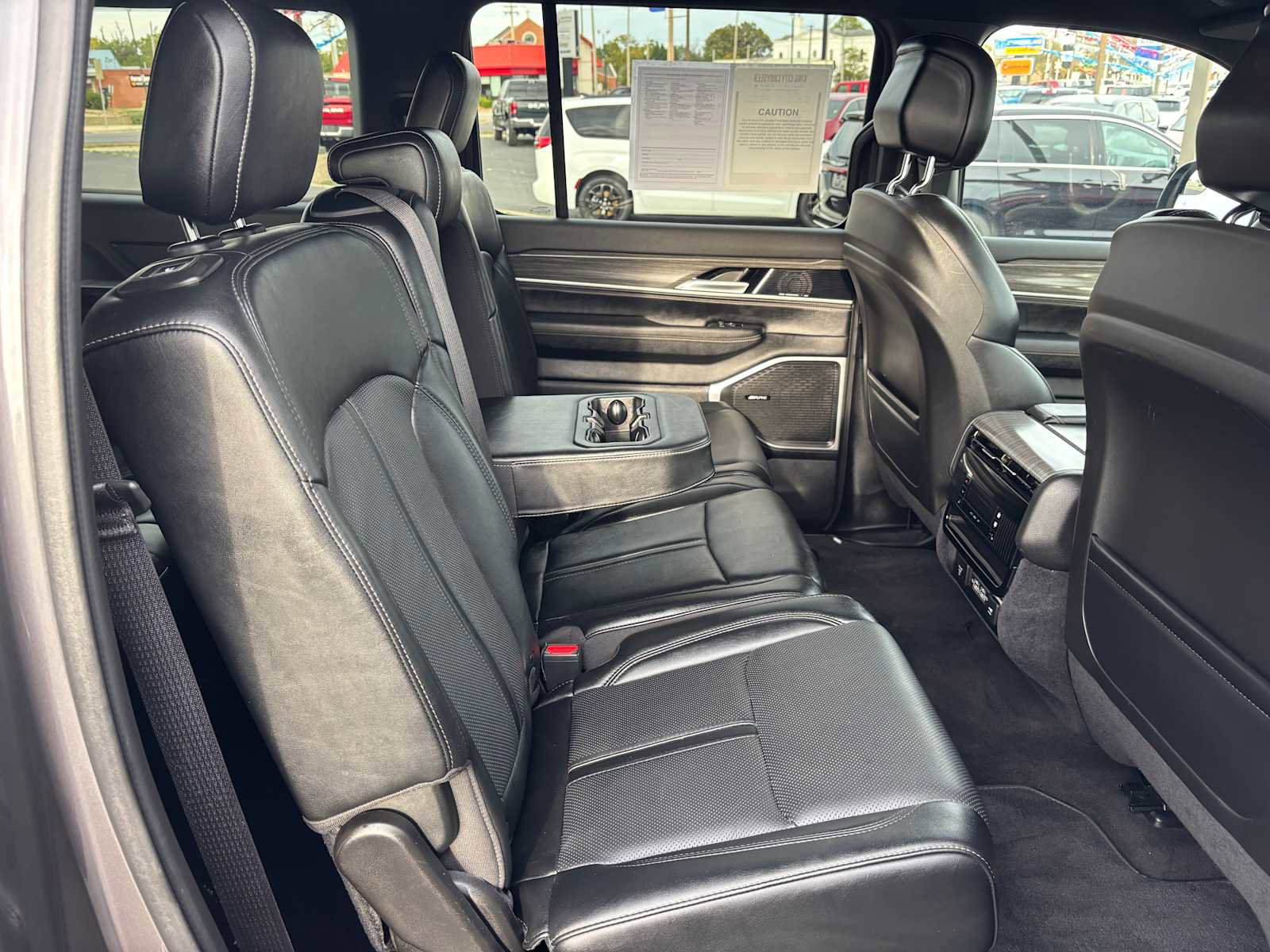 Certified 2024 Jeep Wagoneer L Series III w/ Flexible Seating Group image 16