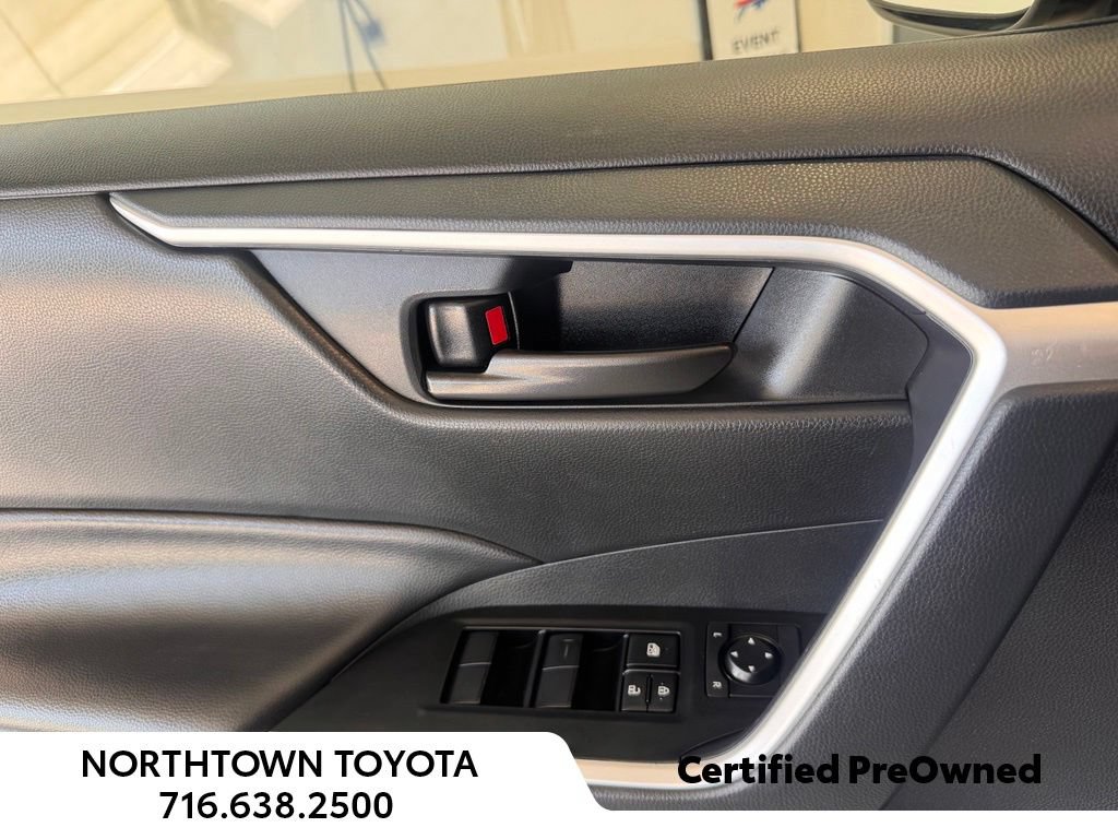 Used 2025 Toyota RAV4 LE AWD/4WD image 31