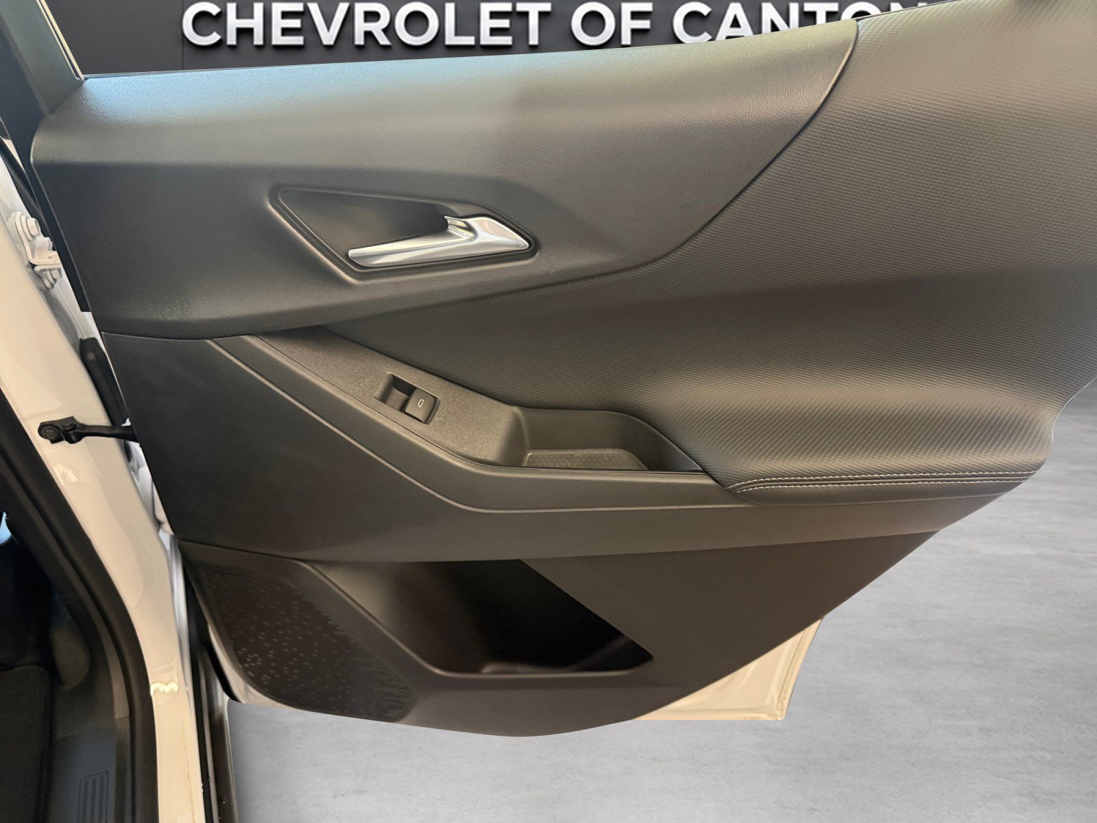 New 2027 Chevrolet Equinox LT w/ Convenience Package II FWD image 16