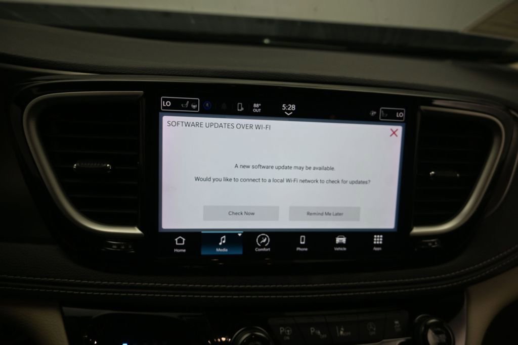 Used 2023 Chrysler Pacifica Touring-L FWD image 13