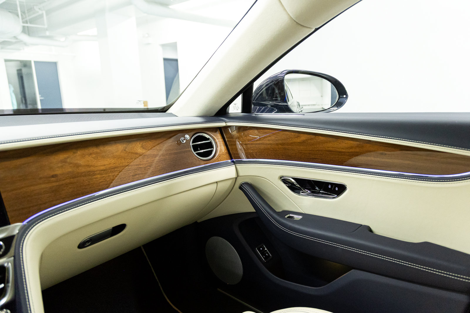 Certified 2026 Bentley Flying Spur V8 AWD/4WD image 37