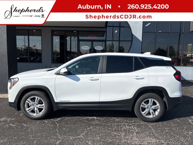 Used 2024 GMC Terrain SLE image 1