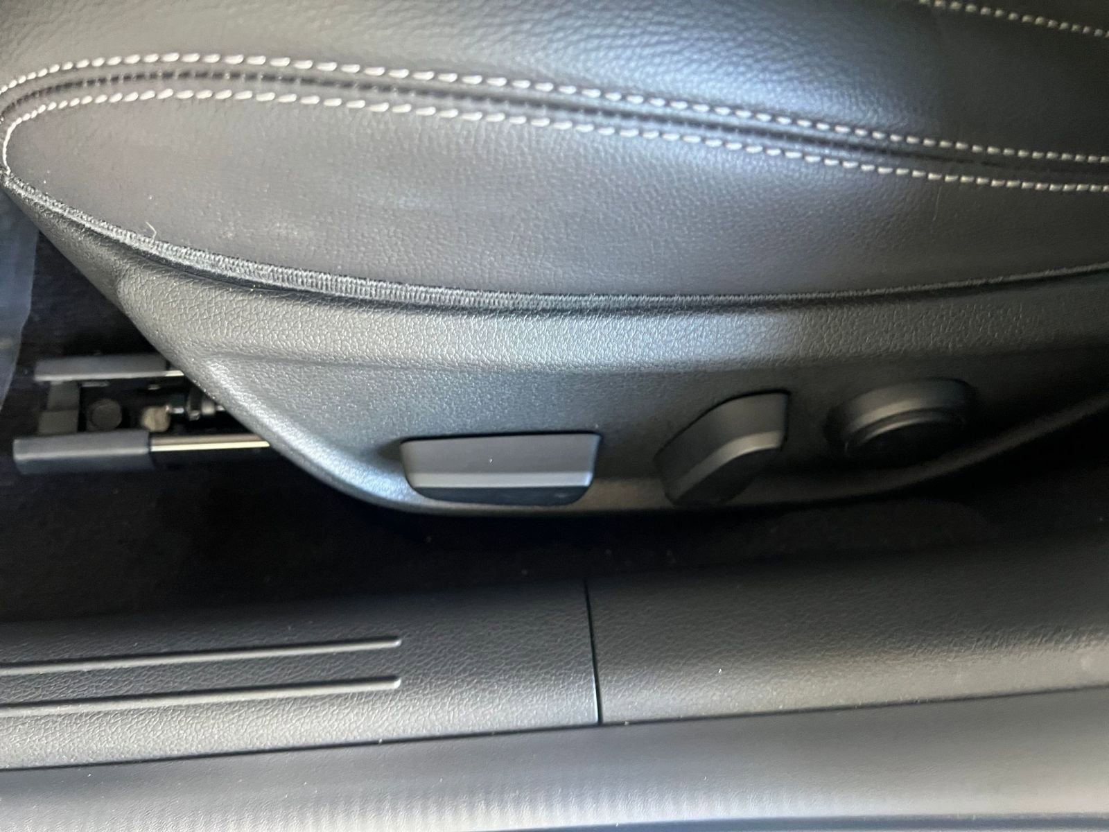Used 2025 Genesis G70 2.5T image 23
