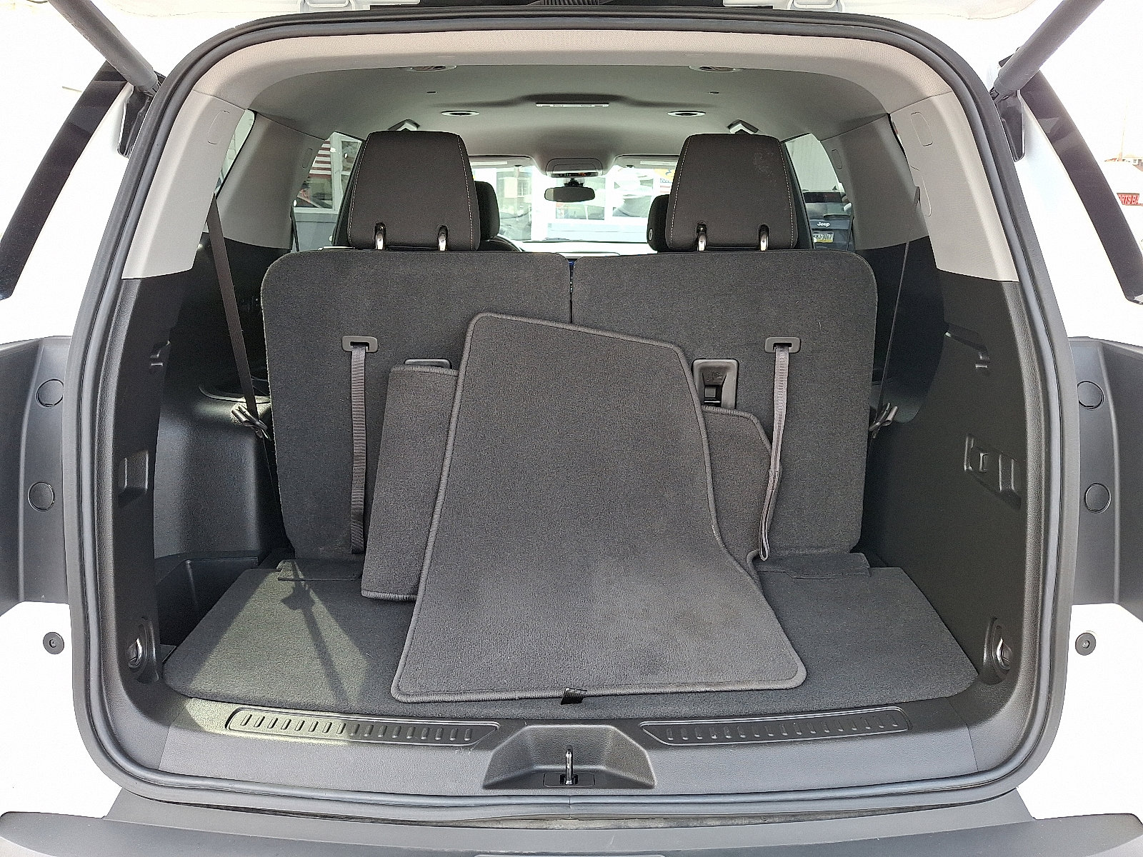 Used 2023 GMC Acadia SLE w/ Driver Convenience Package image 29