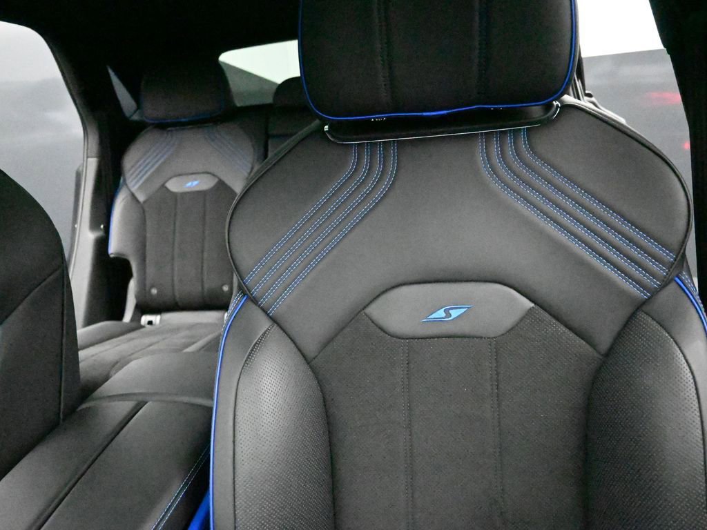 Used 2025 Bentley Bentayga image 30