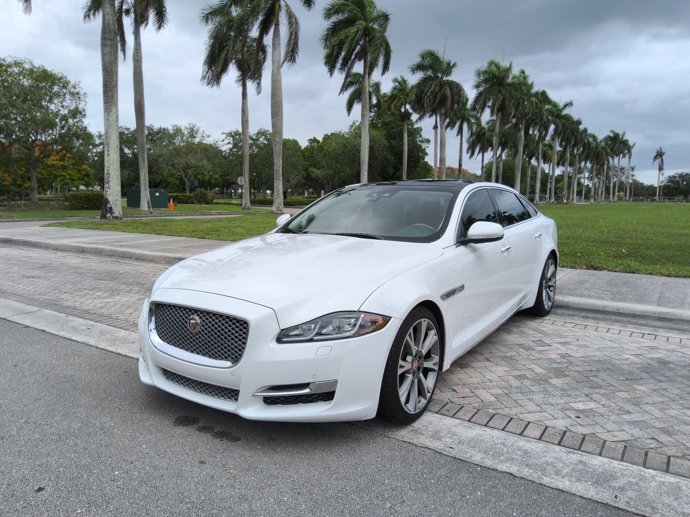 Used 2019 Jaguar XJ L Portfolio RWD image 3