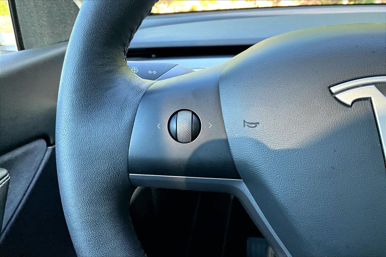 Used 2021 Tesla Model Y Long Range AWD/4WD image 28
