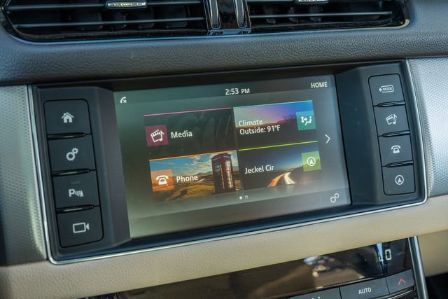 Used 2016 Jaguar XF Premium image 28