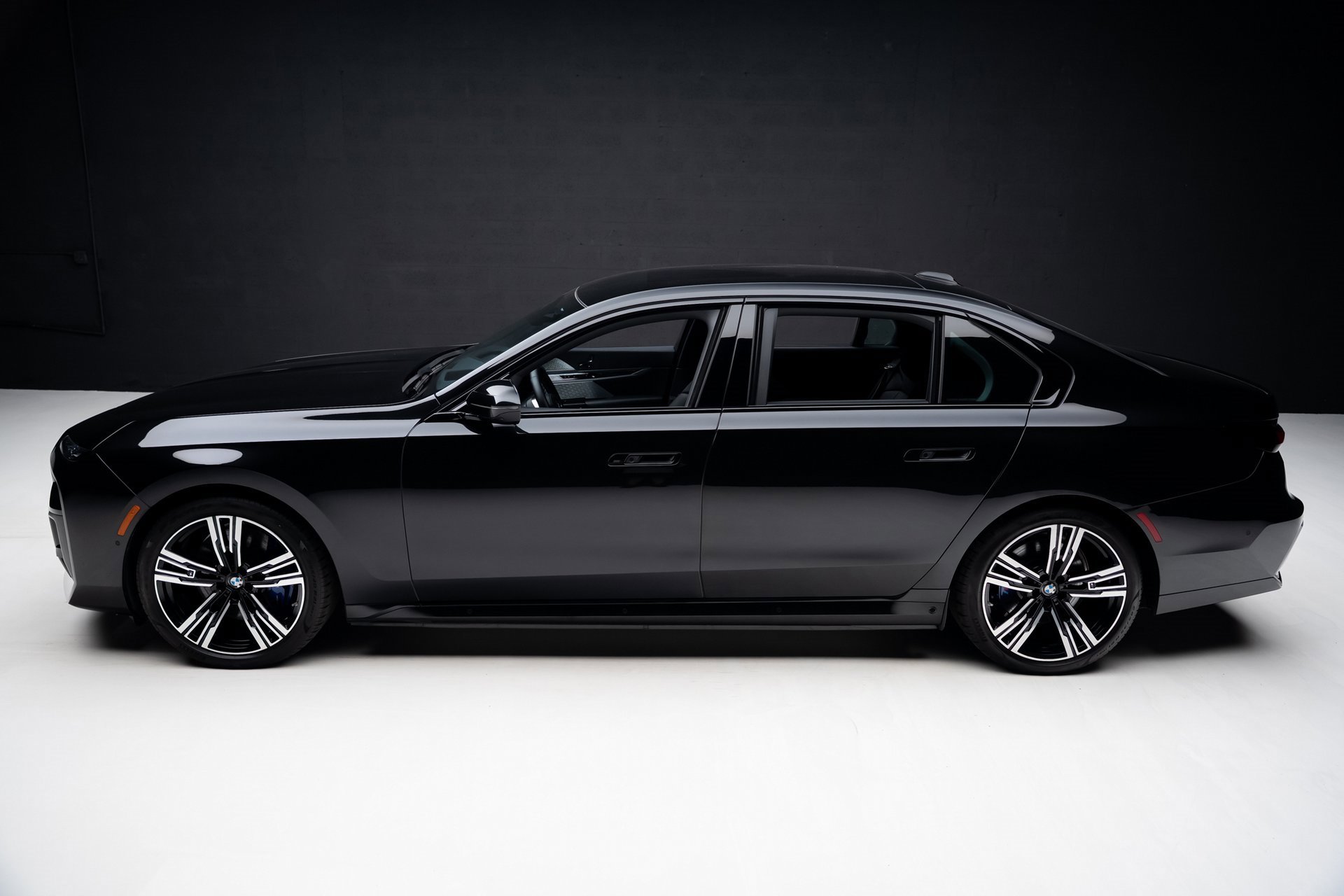 Used 2023 BMW i7 xDrive60 w/ Executive Package 2 image 16