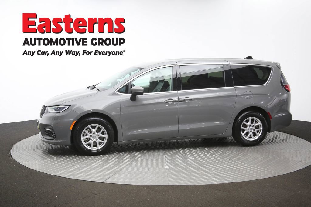 Used 2023 Chrysler Pacifica Touring-L FWD image 59