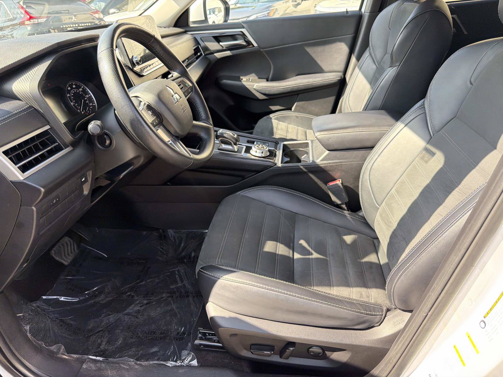 Used 2024 Mitsubishi Outlander AWD image 19