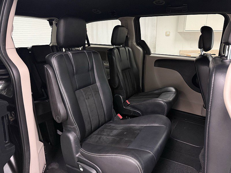 Used 2017 Dodge Grand Caravan SXT w/ Rear Park Assist Package image 13