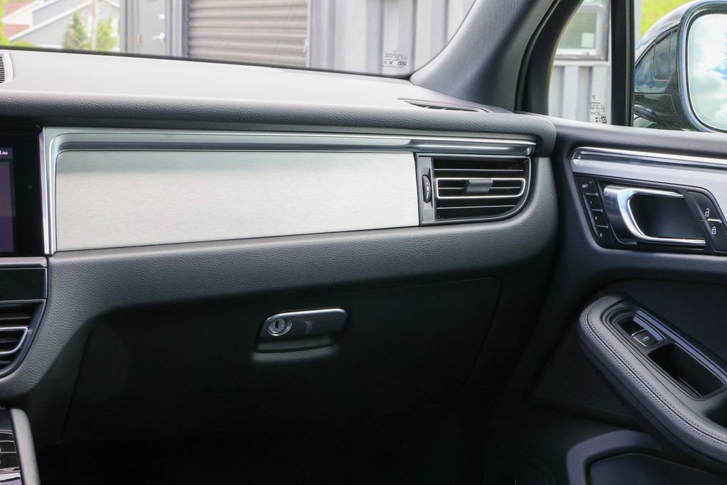 Certified 2026 Porsche Macan AWD/4WD image 31