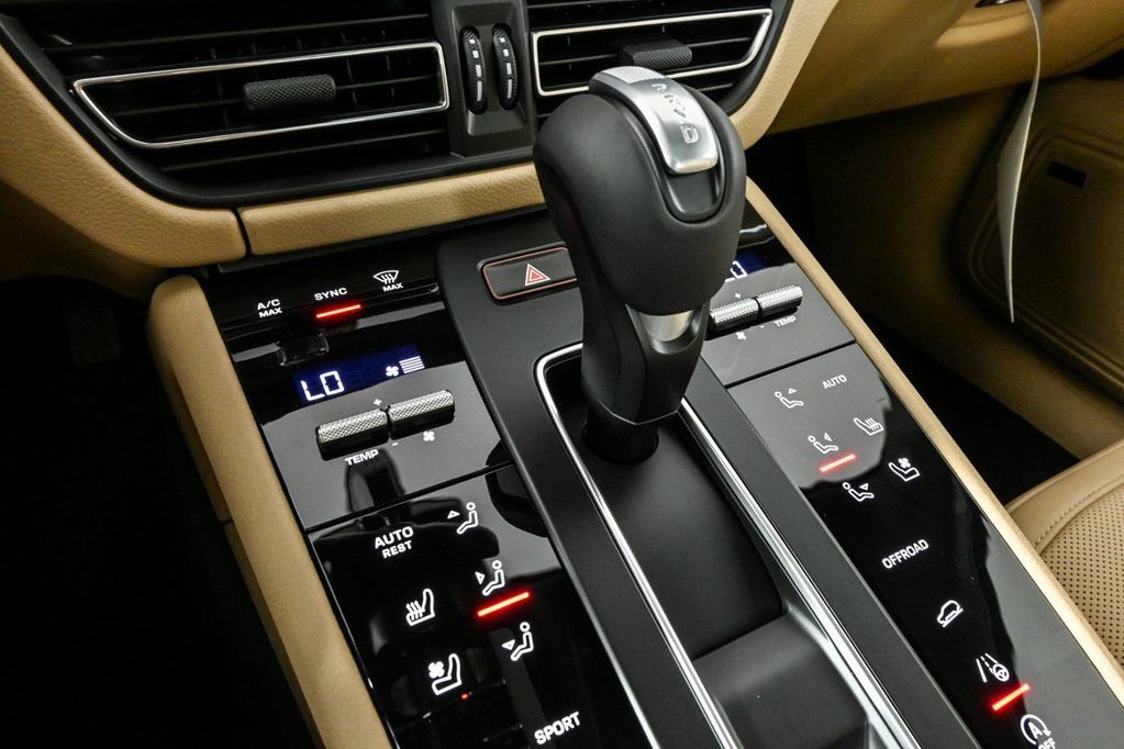 Certified 2026 Porsche Macan image 18