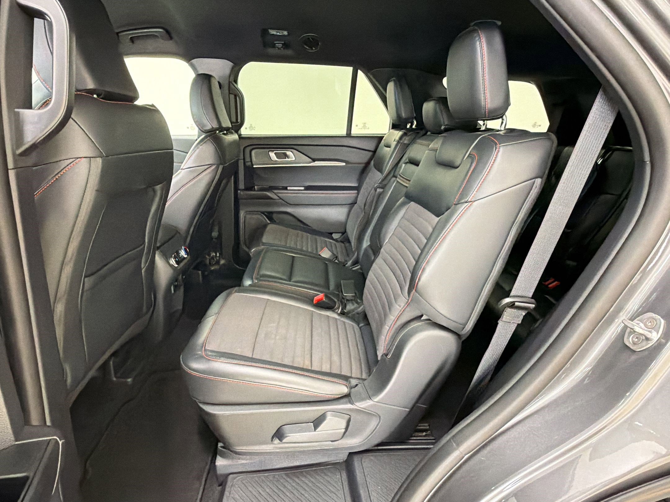 Used 2025 Ford Explorer ST-Line w/ ST-Line Street Pack AWD/4WD image 15