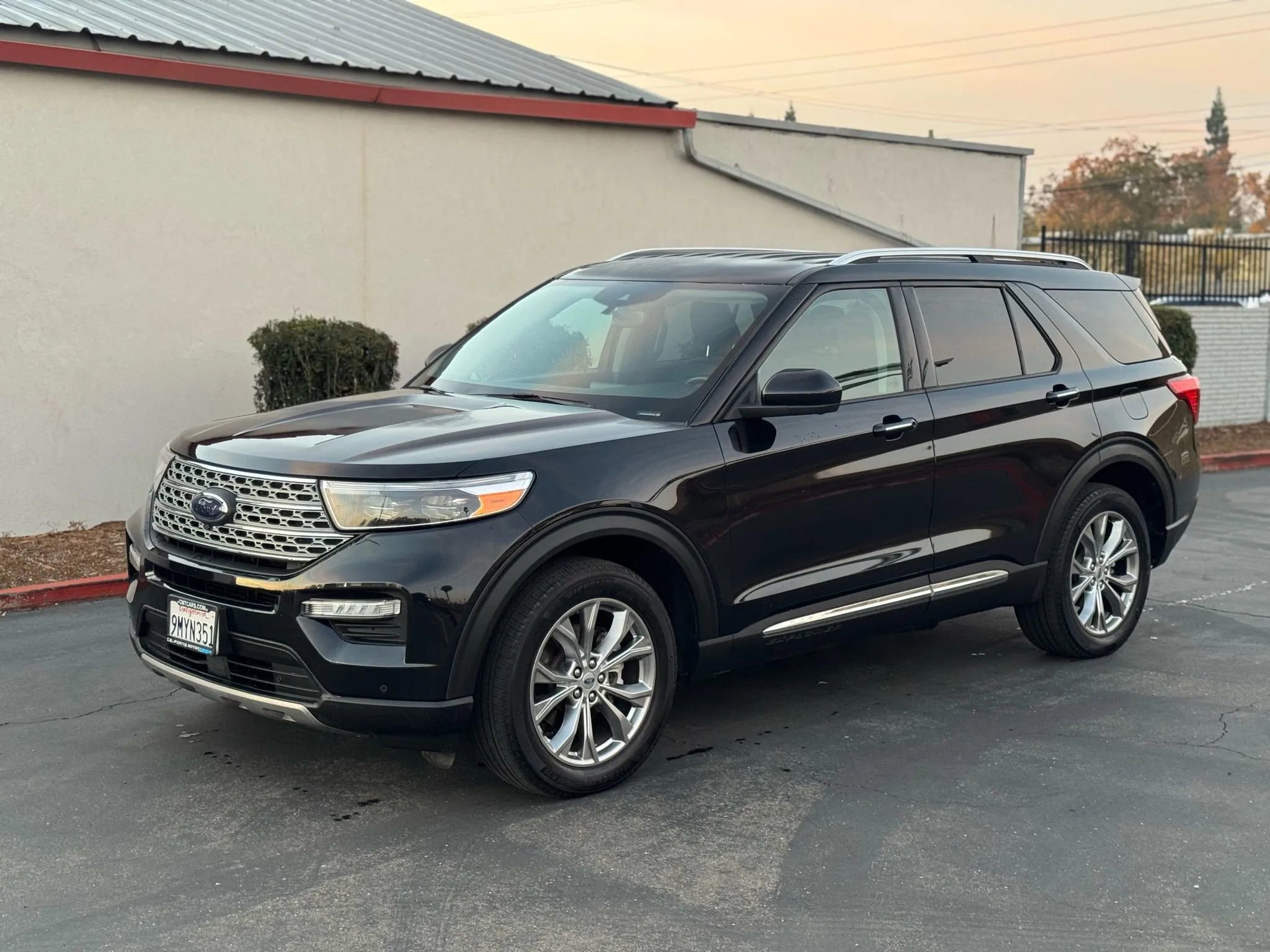 Used 2022 Ford Explorer Limited AWD/4WD image 2