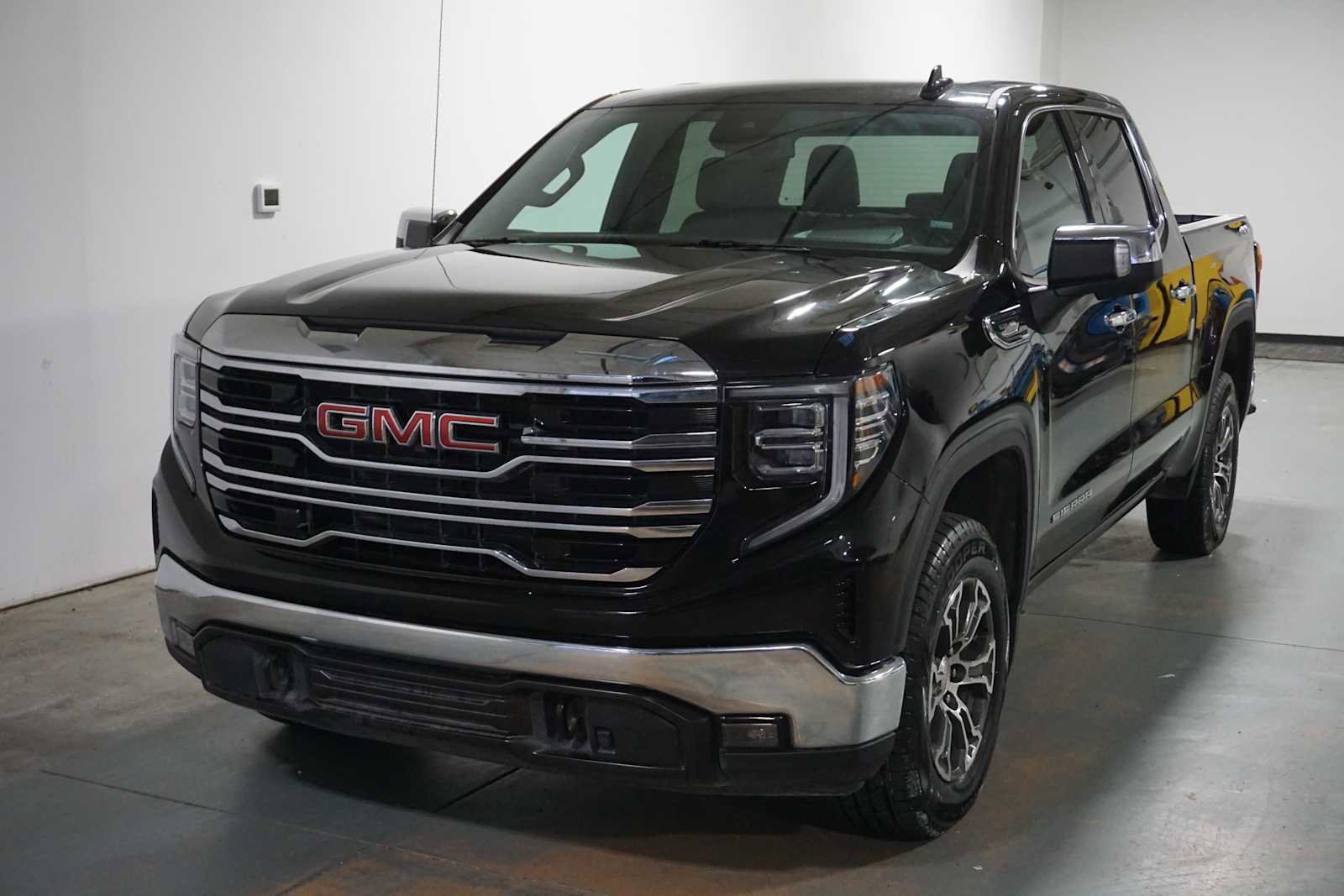 Certified 2025 GMC Sierra 1500 SLT image 1