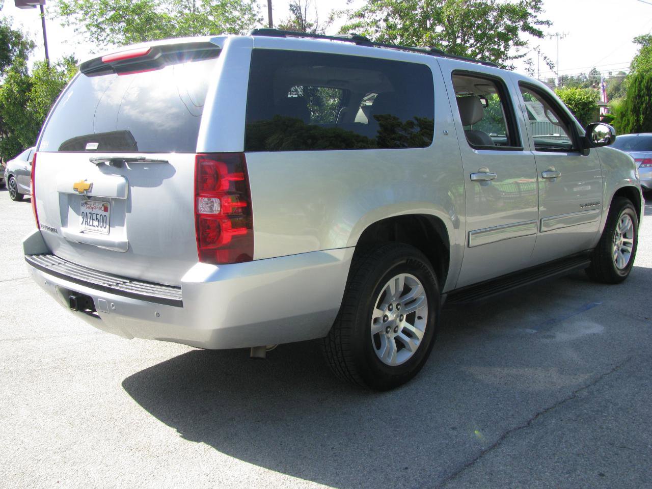 Used 2014 Chevrolet Suburban LT RWD image 6