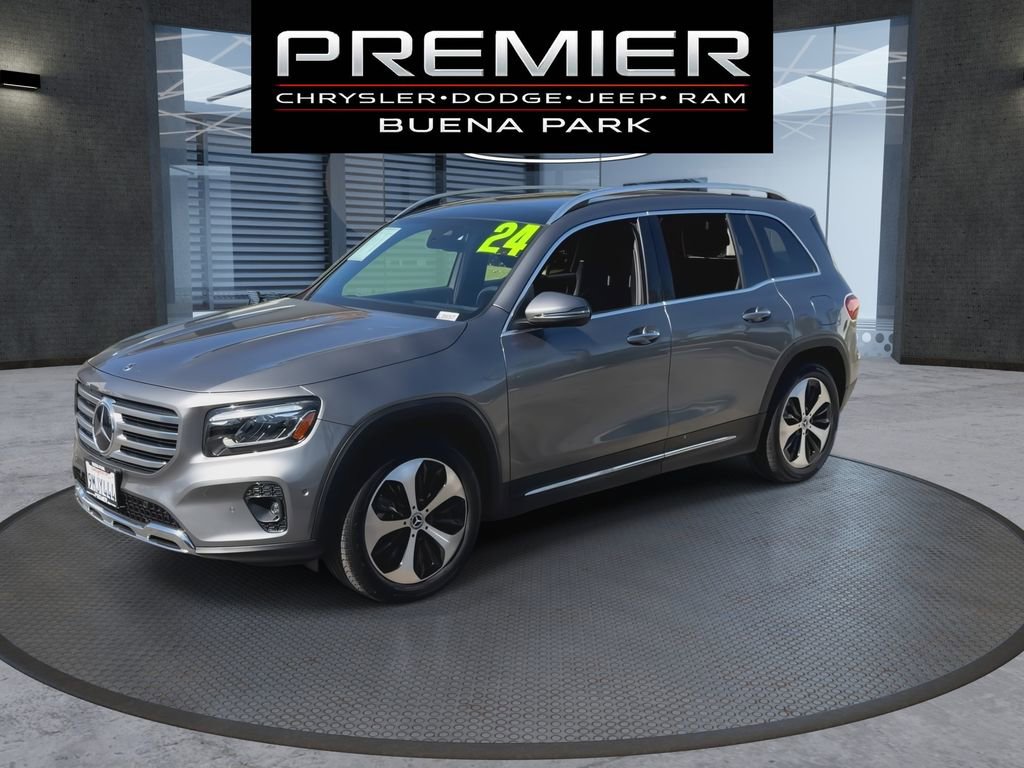 Used 2024 Mercedes-Benz GLB 250 4MATIC w/ Driver Assistance Package image 4