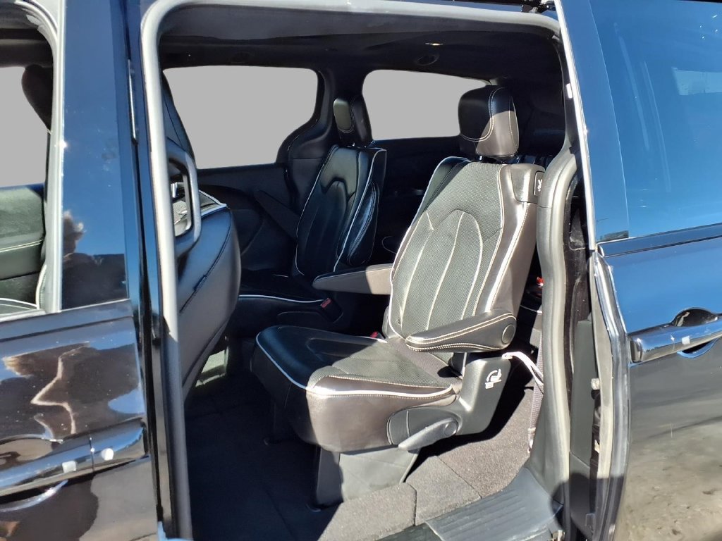 Used 2025 Chrysler Pacifica Limited FWD image 24
