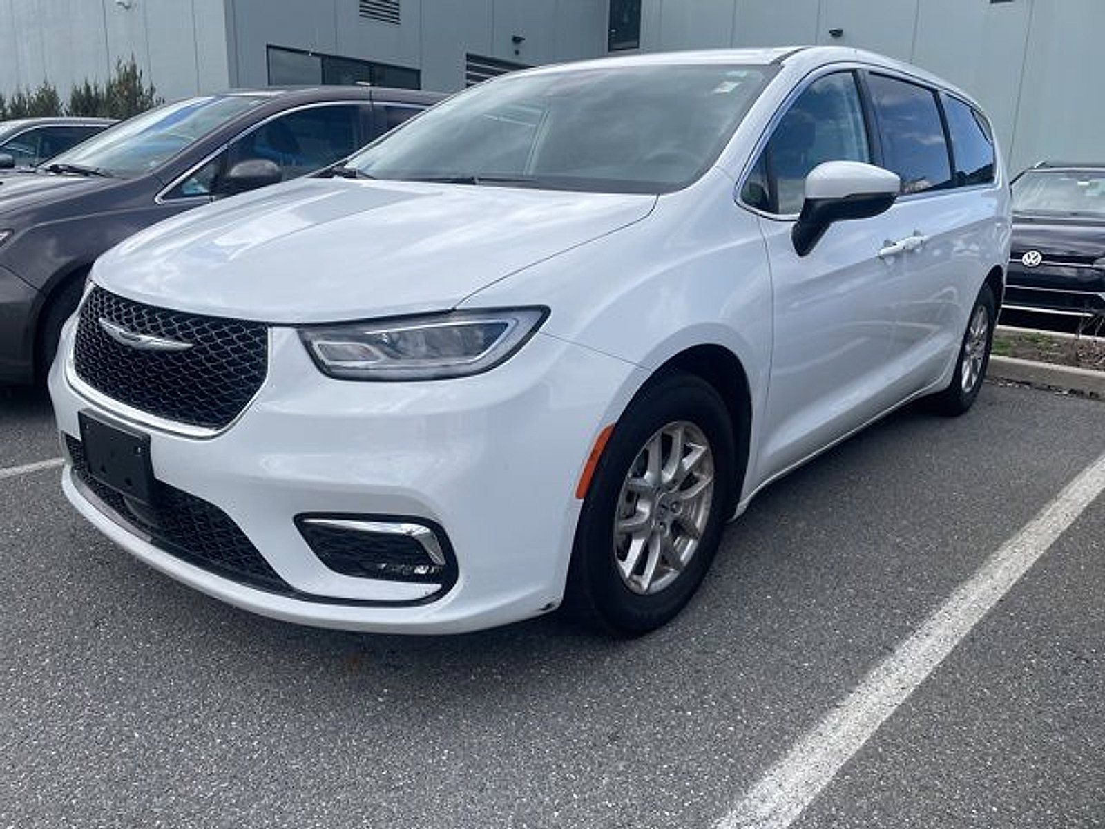 Used 2023 Chrysler Pacifica Touring-L image 3