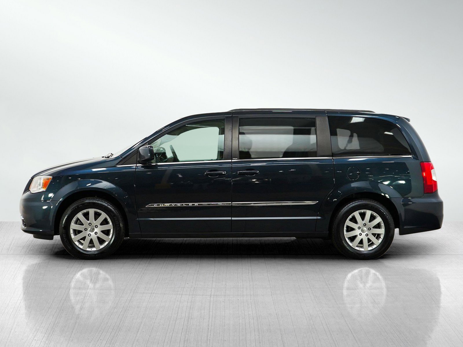 Used 2014 Chrysler Town & Country Touring FWD image 2