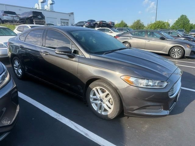Used 2016 Ford Fusion SE FWD image 2