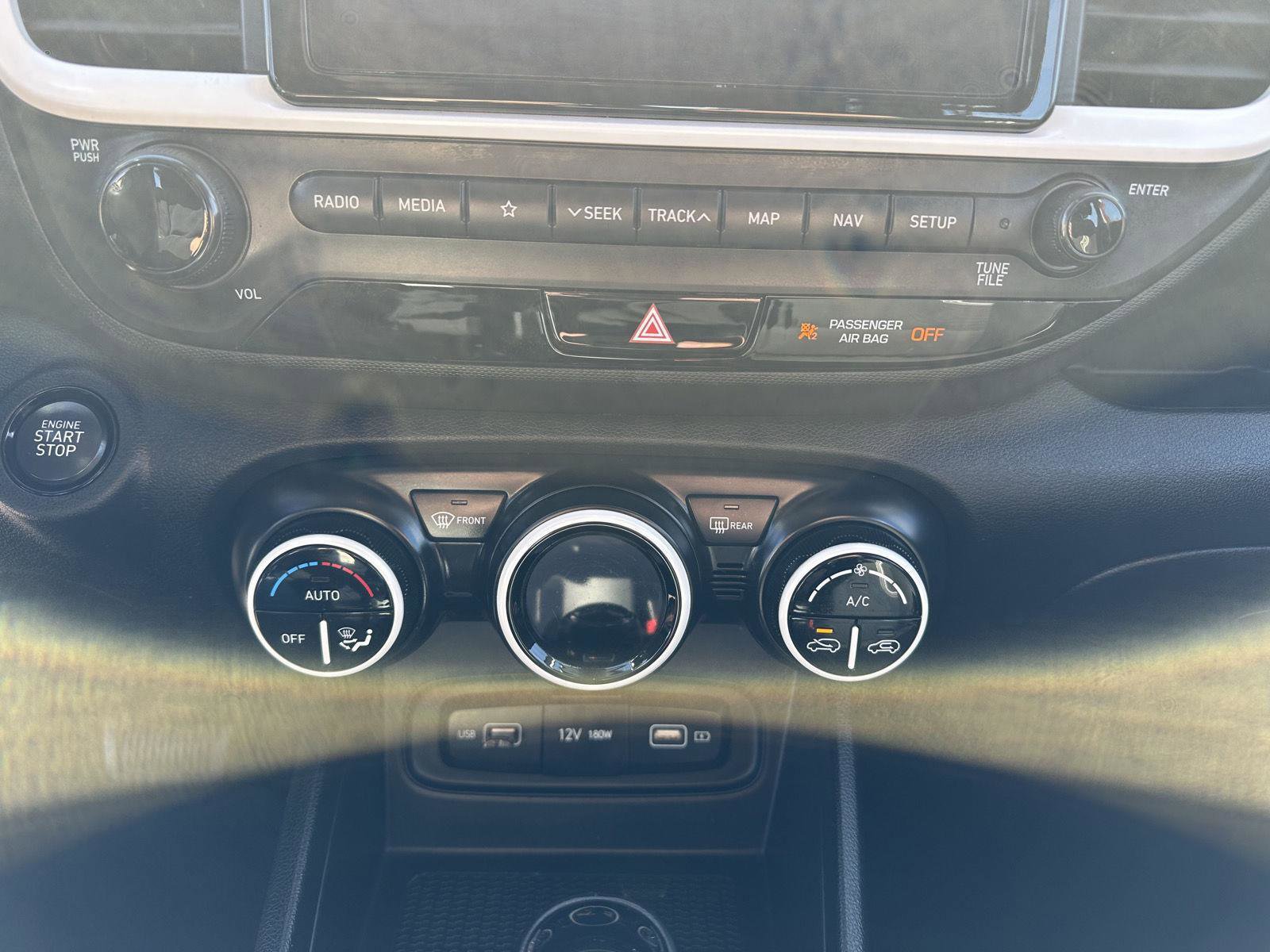 Used 2022 Hyundai Venue Limited image 29