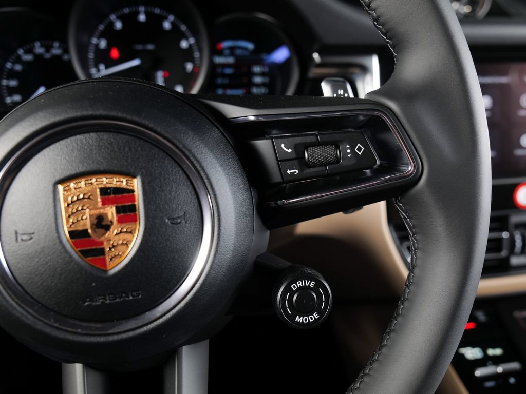 Certified 2026 Porsche Macan AWD/4WD image 10