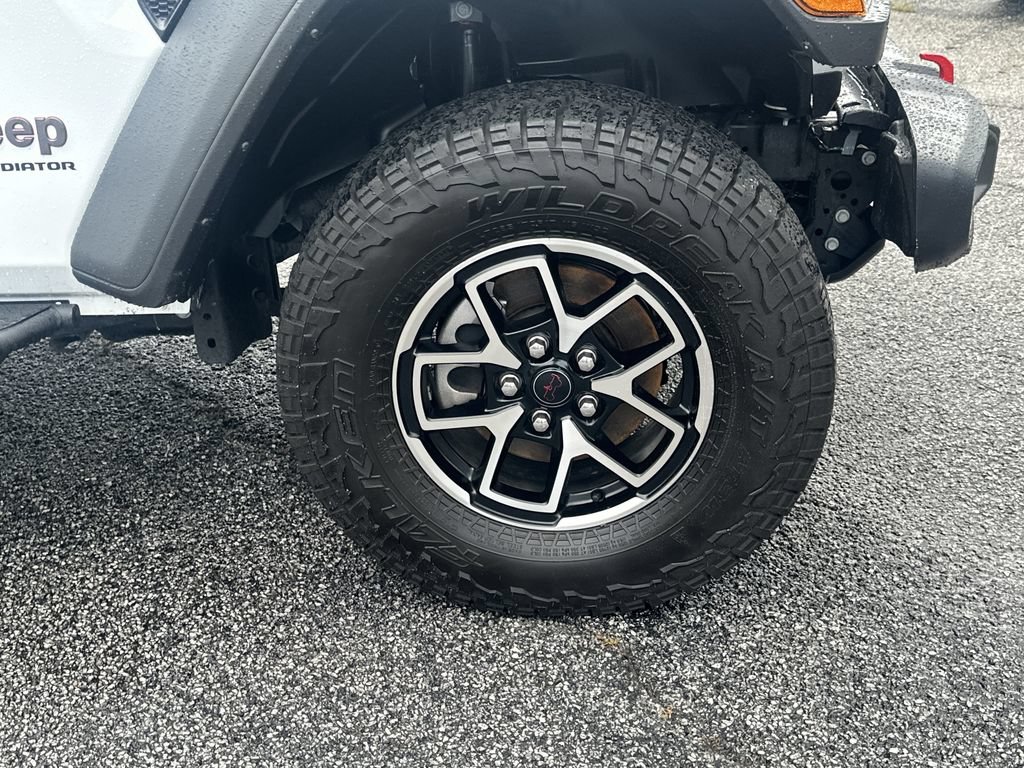 Used 2025 Jeep Gladiator Rubicon w/ Convenience Group AWD/4WD image 13