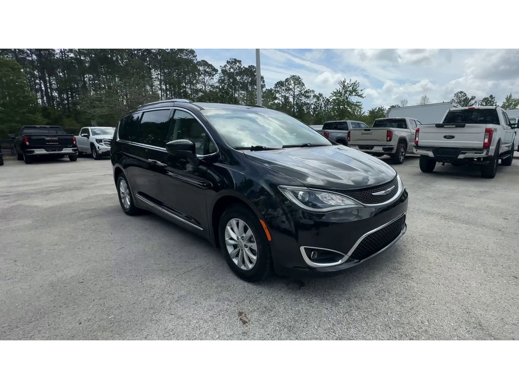Used 2019 Chrysler Pacifica Touring-L FWD image 2
