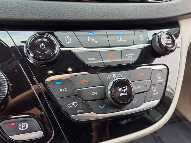 Used 2023 Chrysler Pacifica Touring-L FWD image 26