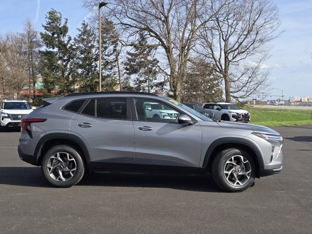 Used 2024 Chevrolet Trax LT w/ Driver Confidence Package image 13