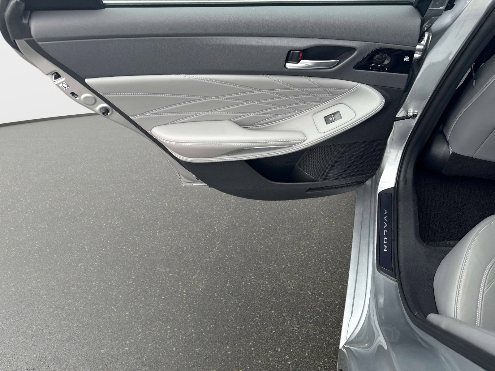 Used 2020 Toyota Avalon Limited image 11