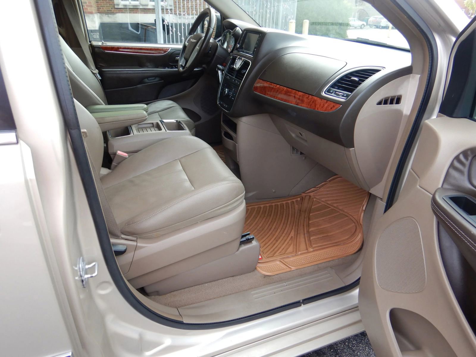 Used 2014 Chrysler Town & Country Touring FWD image 18