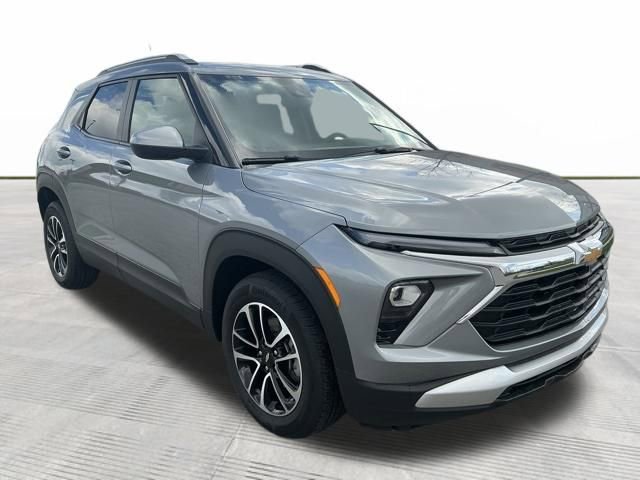 Used 2025 Chevrolet TrailBlazer LT w/ LT Cold Weather Package image 2