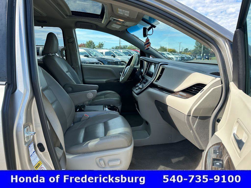 Used 2017 Toyota Sienna XLE Premium image 35