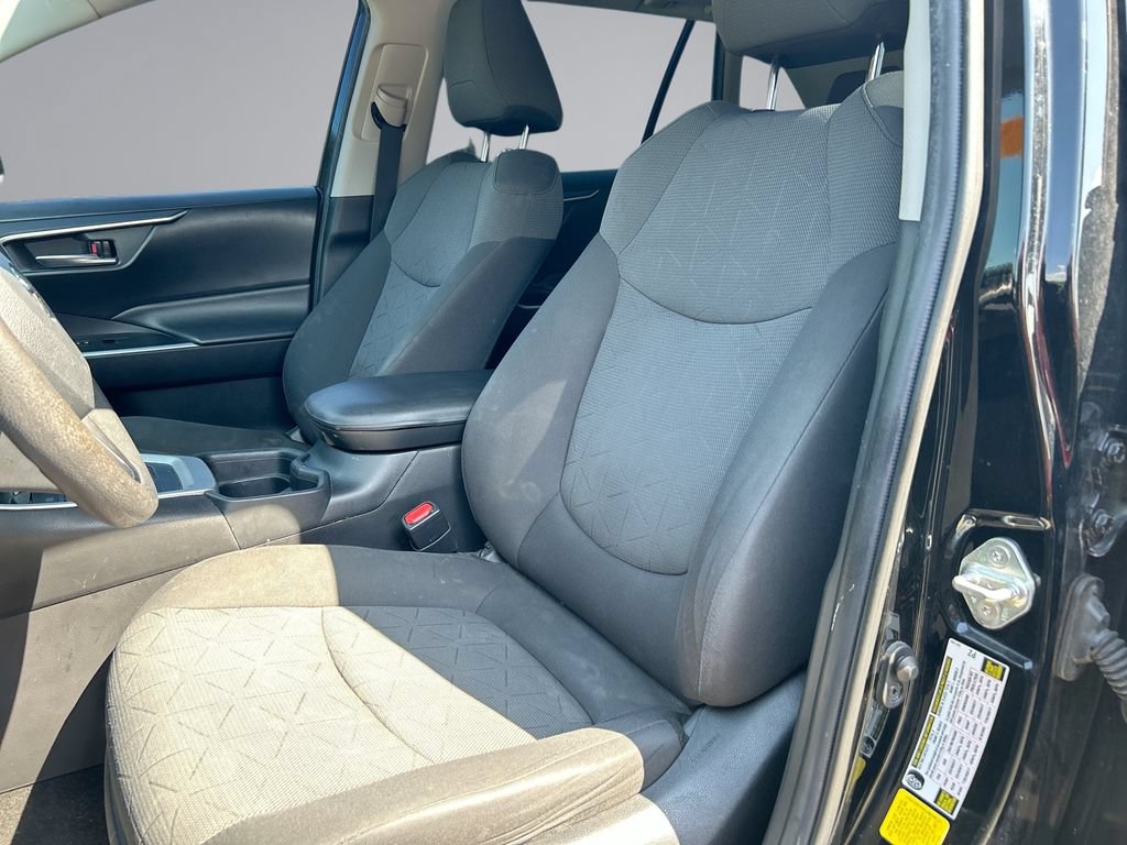 Used 2020 Toyota RAV4 XLE FWD image 11