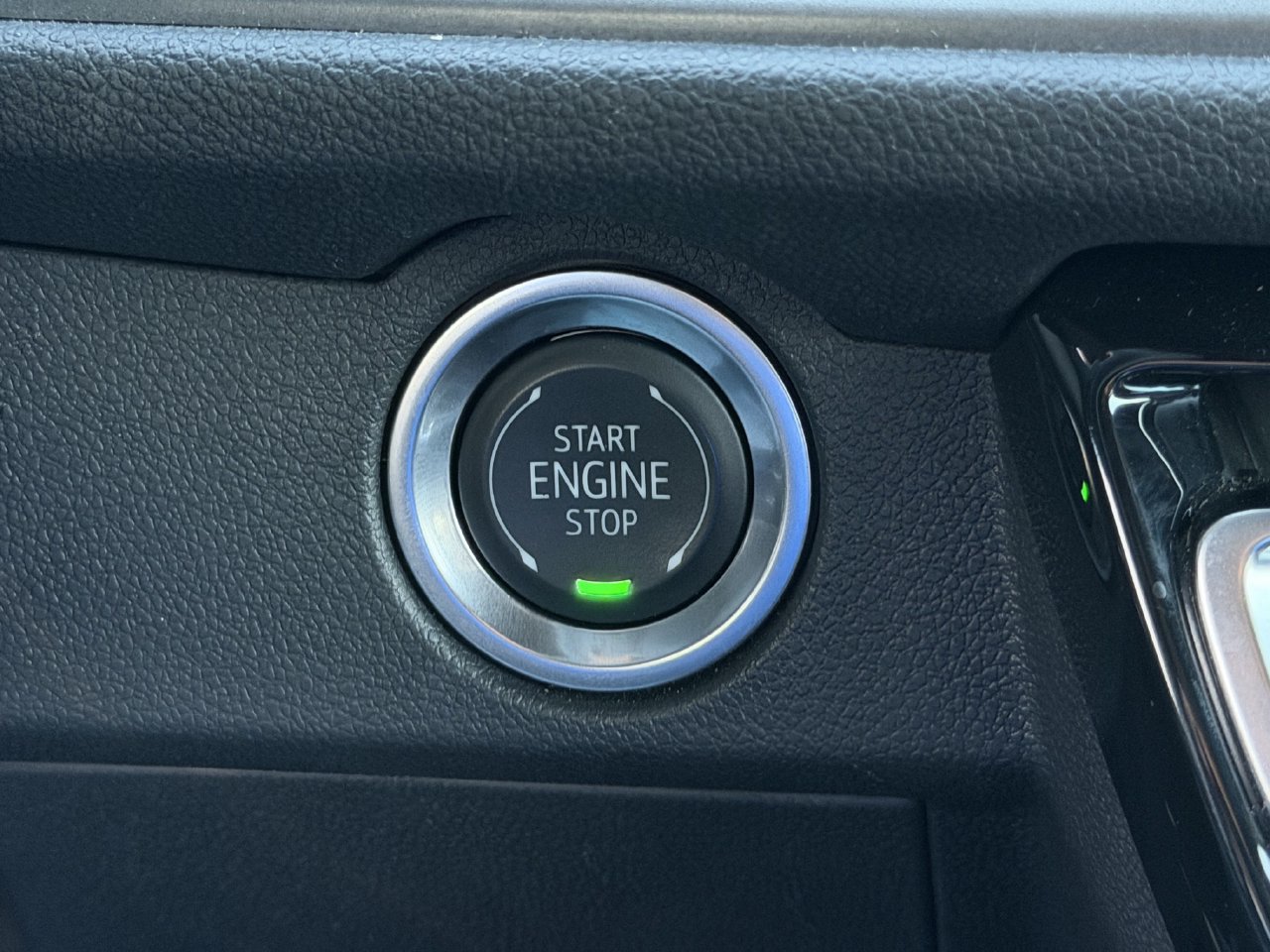 Used 2025 Chevrolet Traverse LT FWD image 18