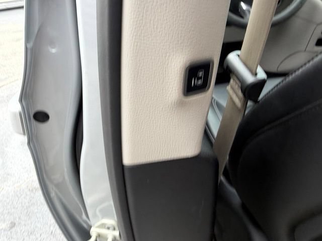 Used 2024 Chrysler Pacifica Touring-L FWD image 11