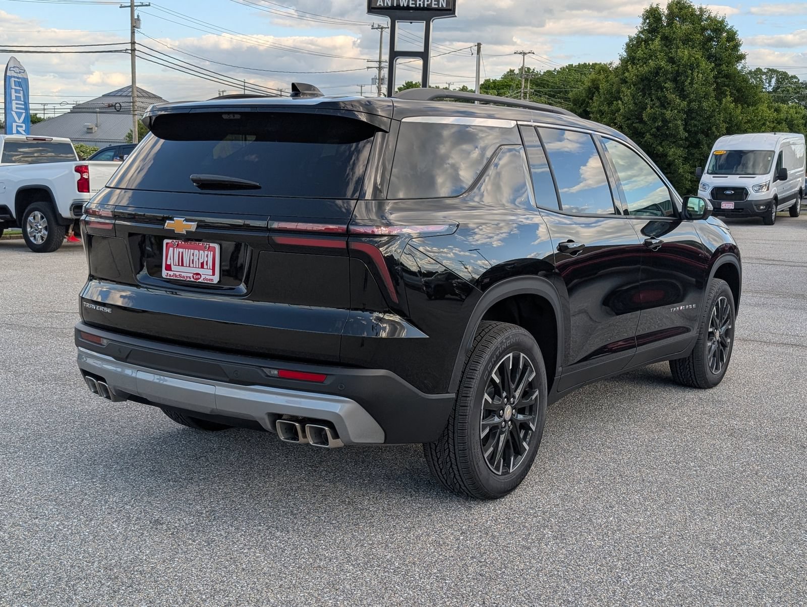 New 2026 Chevrolet Traverse LT w/ Sun and Wheel Package FWD image 2