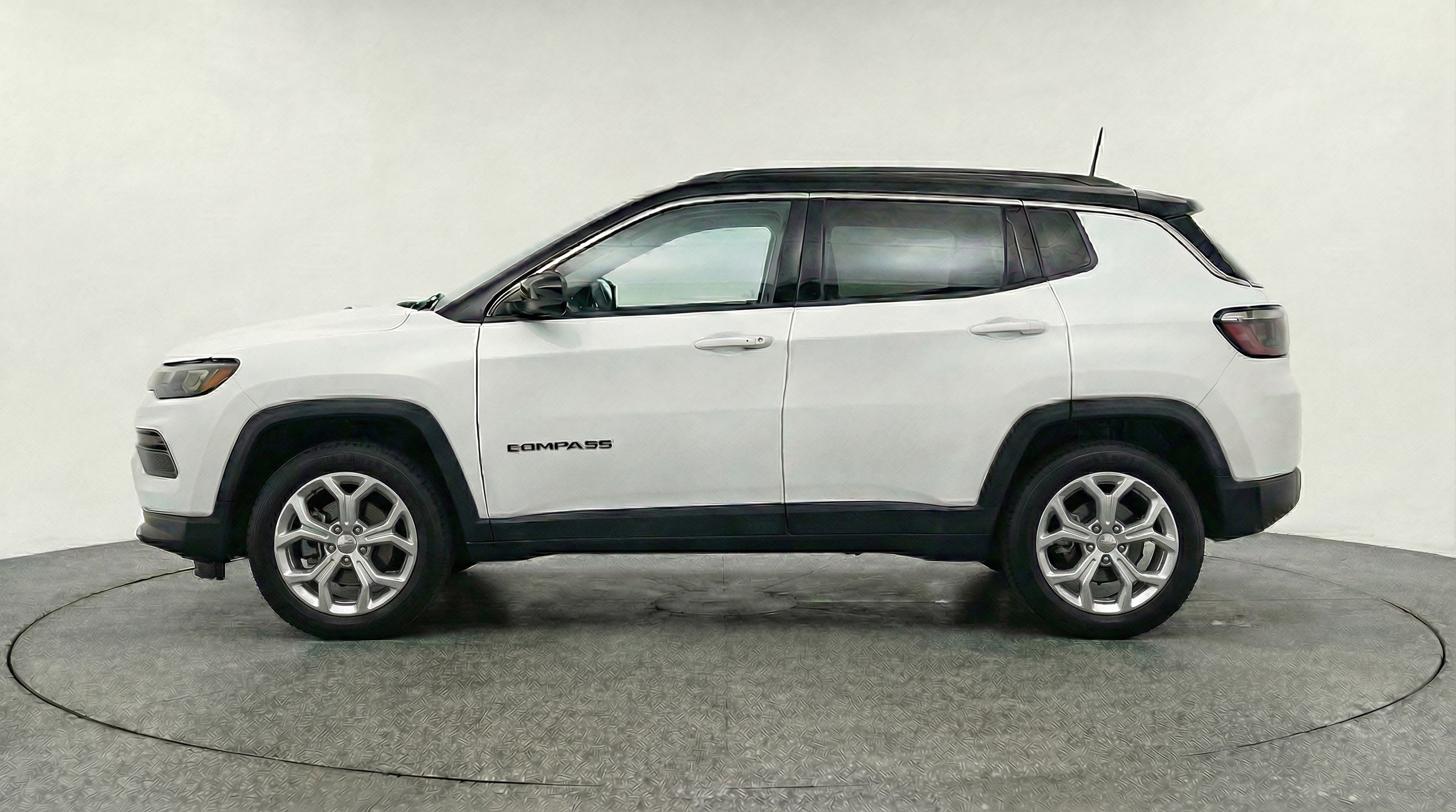 Used 2025 Jeep Compass Latitude image 5